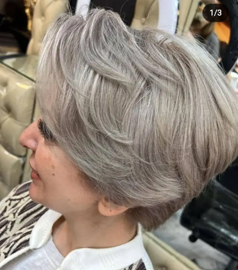 مدل موی کوتاه و لایه ای زنانه با رنگ خاکستری نقره ای در سالن زیبایی آرلا. جدیدترین و بهروزترین مدلهای کوتاهی مو.