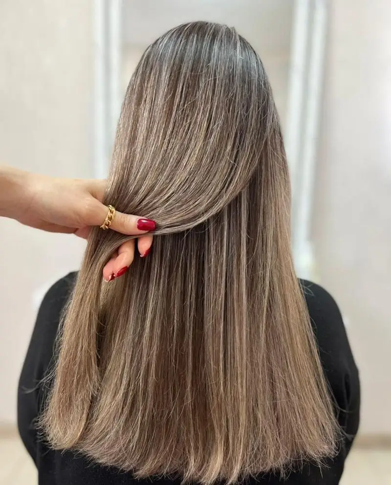 نمونه کار رنگ و لایت موی صاف و بلند زنانه با هایلایتهای دودی و نسکافهای در سالن زیبایی آرلا از نمای پشت