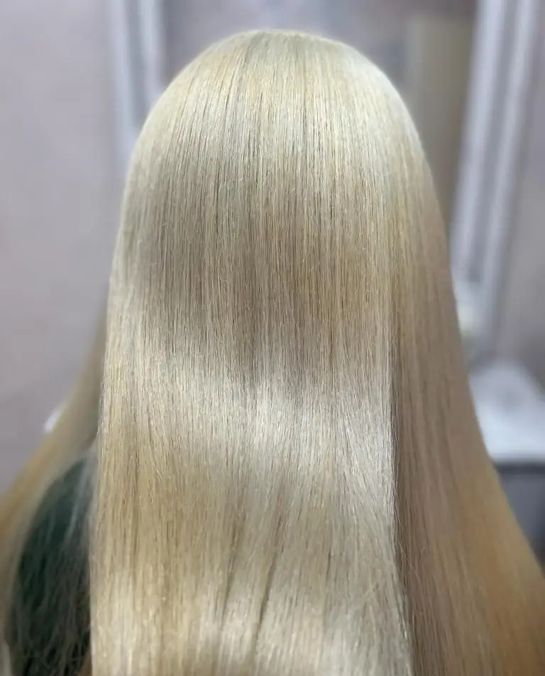 موهای صاف و درخشان با رنگ بلوند پلاتینه بسیار روشن پس از انجام خدمات کراتینه و احیای مو در سالن زیبایی تخصصی زنانه