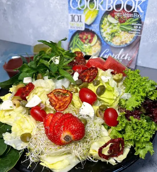 سالاد سالم و رنگارنگ پیتزا کندیک: کاهو، توت فرنگی، گوجه خشک، گوجه گیلاسی، زیتون، پنیر، کپر و سبزیجات تازه. انتخابی رژیمی و لذت‌بخش.