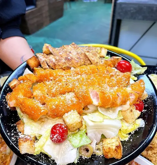 سالاد سزار بزرگ و لذیذ پیتزا کندیک با تکه‌های مرغ سوخاری کریسپی و گریل، کاهو تازه، گوجه گیلاسی، زیتون، کروتون و پنیر فراوان.