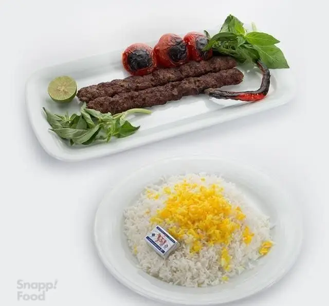 کباب کوبیده اصیل ایرانی با برنج زعفرانی و کره، همراه با گوجه کبابی، ریحان تازه و لیمو، از کبابی نون و ریحون