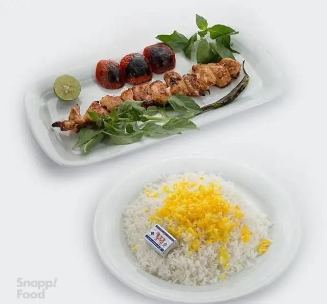 جوجه کباب لذیذ با برنج زعفرانی و کره، گوجه کبابی و ریحون تازه از کبابی نون و ریحون، آماده سفارش آنلاین.