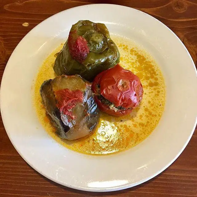 دلمه فلفل سبز، بادمجان و گوجه فرنگی شکم پر، یک غذای خانگی و لذیذ در منوی کافه لینت. تجربه‌ای دلنشین از طعم سنتی ایرانی.