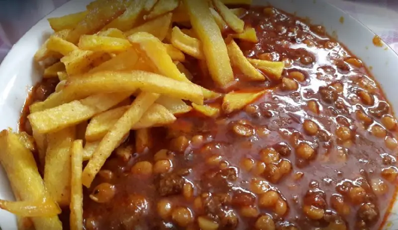 غذای خوشمزه خورش قیمه سیب زمینی مخصوص رستوران و تهیه غذای طاها؛ انتخابی عالی برای تجربه طعم غذای اصیل ایرانی.