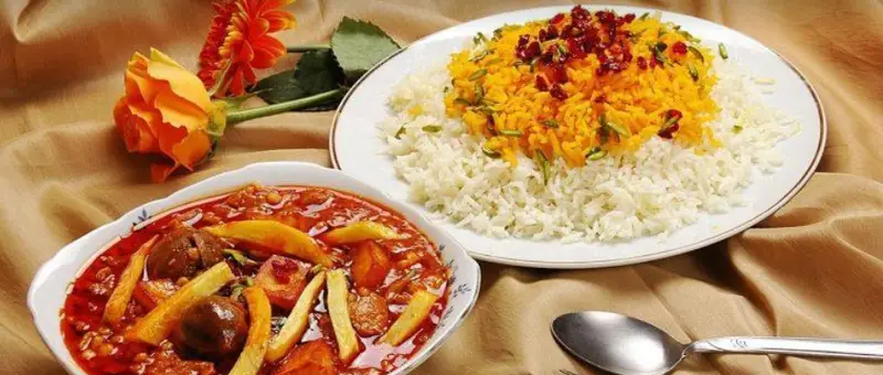 رستوران و تهیه غذای طاها: طعم بی‌نظیر خورشت قیمه با برنج زعفرانی مجلسی و زرشک پلو، غذای اصیل ایرانی برای هر سلیقه‌ای.