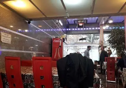 نمایی از فضای داخلی رستوران موسوی با میز و صندلی‌های قرمز و دکوراسیون خاص، آماده پذیرایی از مشتریان برای تجربه‌ای دلنشین.