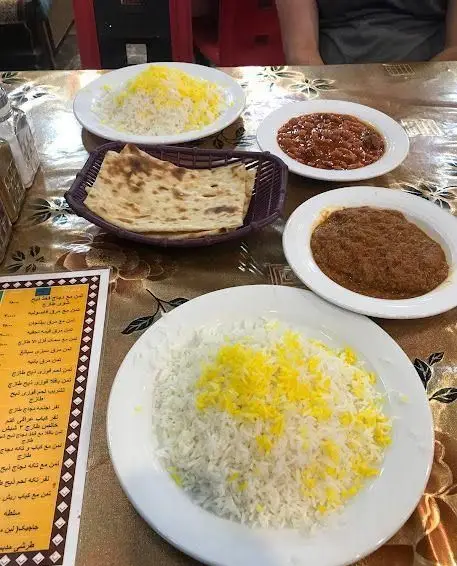 وعده غذایی سنتی و خوشمزه در رستوران موسوی: برنج زعفرانی، خورشت های اصیل ایرانی و نان تازه. تجربه طعم بی نظیر غذای سنتی.