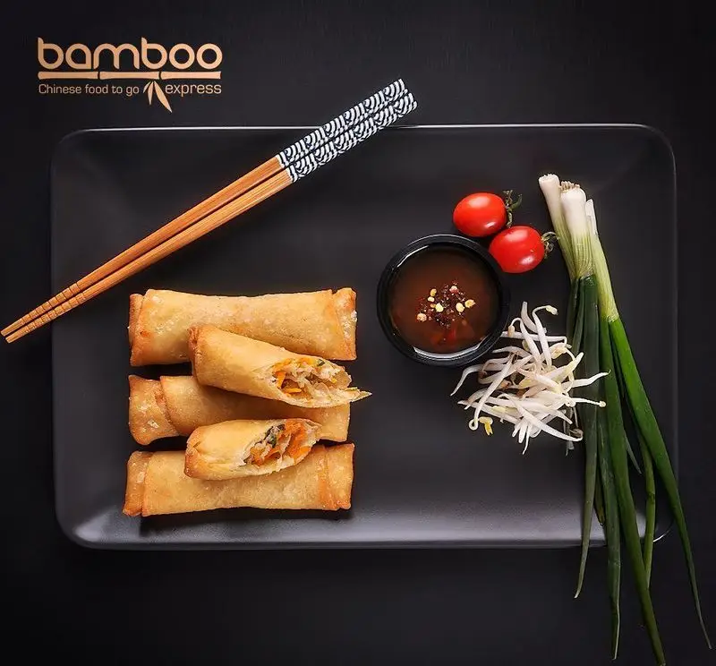 رستوران بامبو اکسپرس: اسپرینگ رول های طلایی و لذیذ چینی با سس تند، گوجه فرنگی، پیازچه و جوانه، مناسب غذای آماده.