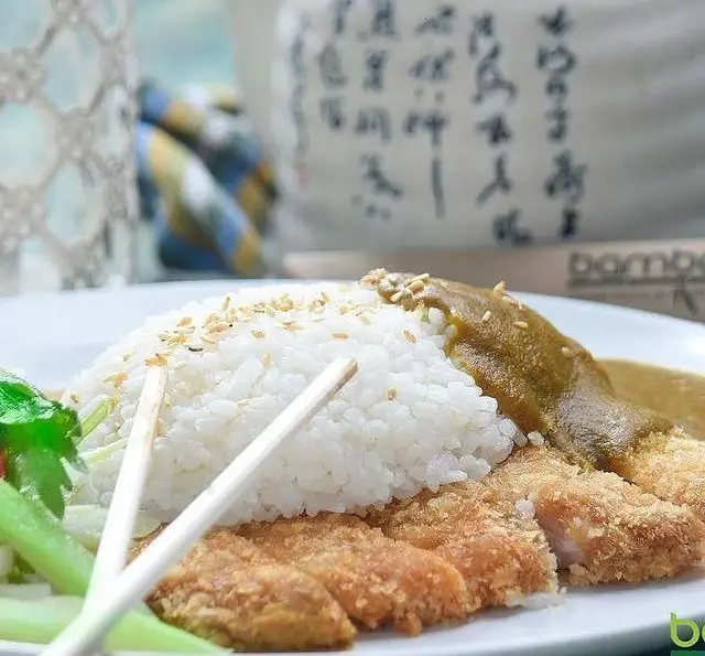 کاتسو کاری لذیذ رستوران بامبو اکسپرس: برنج ژاپنی، مرغ سوخاری ترد، سس کاری معطر و سبزیجات تازه. تجربه‌ای اصیل از غذای ژاپنی.