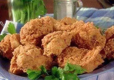 مرغ سوخاری طلایی و کریسپی فست فود آگرین، غذایی خوشمزه و آماده برای سفارش. لذت غذای باکیفیت را با ما تجربه کنید.