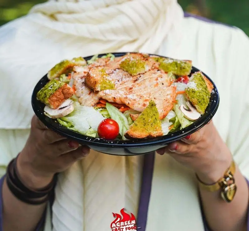 سالاد سزار مرغ گریل شده تازه و خوشمزه فست فود آگرین، انتخابی سالم و رژیمی. سفارش آنلاین از منوی کامل آگرین.