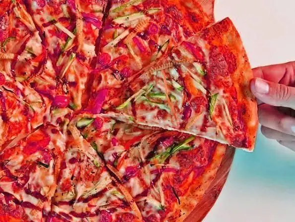 پیتزا سبزیجات خوشمزه و تازه کافی شاپ سیمو، ایده‌آل برای یک وعده غذایی دلپذیر. آماده سرو در فضای دنج سیمو.