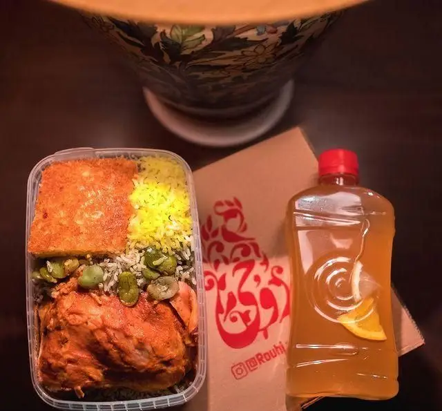 غذای ایرانی کافه روحی باغ نگارستان: باقالی پلو با مرغ، ته چین، برنج زعفرانی و نوشیدنی خنک در یک بسته‌بندی آماده.