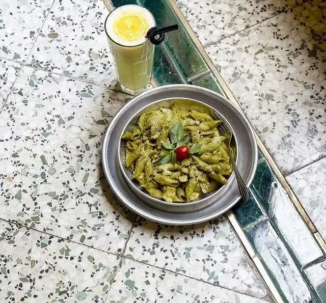 پاستا پستو سبز و لیموناد تازه در کافه روحی باغ نگارستان. غذایی دلنشین و نوشیدنی خنک در فضای دنج تهران.