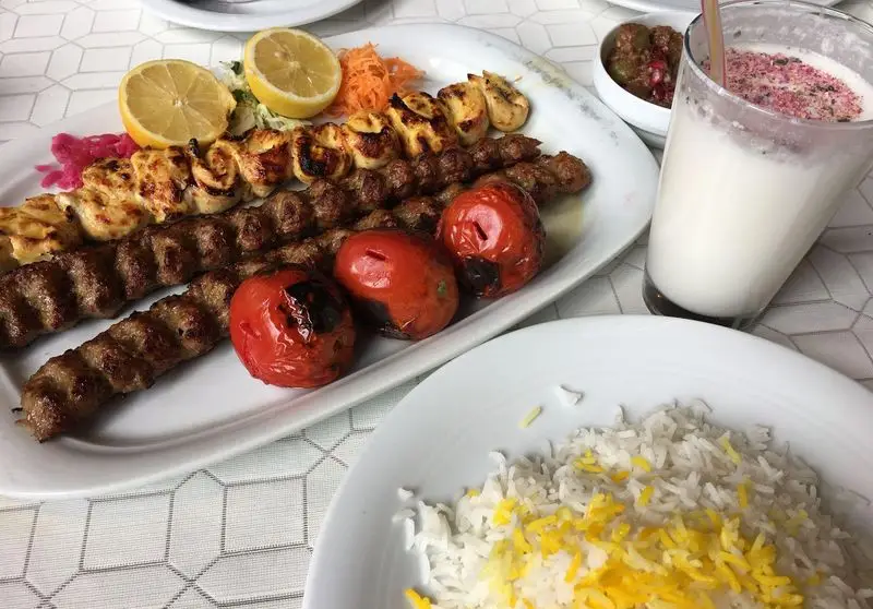 چلو کباب بناب، کوبیده و جوجه کباب سنتی در رستوران افق بناب با گوجه کبابی، لیمو، چلو زعفرانی و دوغ محلی