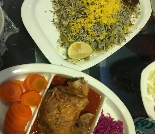 غذای اصیل ایرانی در رستوران نوید: سبزی پلو با برنج زعفرانی و ماهیچه لذیذ با سس مخصوص، همراه هویج و مخلفات. طعمی فراموش نشدنی.