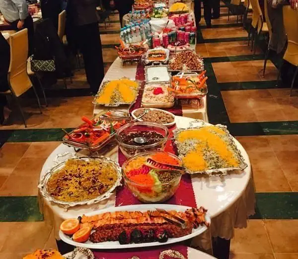 بوفه باشکوه رستوران ایرانی نوید با انواع کباب، پلو زعفرانی، خورشت‌های اصیل، سالاد و پیش‌غذاهای متنوع برای پذیرایی لوکس.