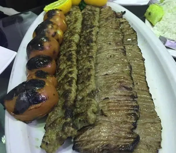 کباب برگ و کوبیده خوشمزه به همراه گوجه کبابی و لیمو، غذای اصیل ایرانی در رستوران نوید برای ناهار و شام.
