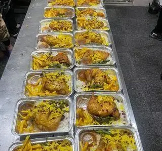 مجموعه ای از غذاهای بسته بندی شده رستوران آویشن شامل چلو مرغ زعفرانی با برنج ایرانی برای سفارشات سازمانی و بیرون بر.