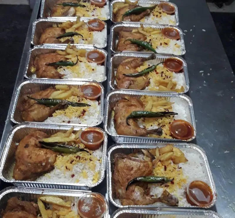 وعده‌های تک پرس چلو مرغ رستوران آویشن: مرغ، برنج، سیب‌زمینی سرخ‌کرده، فلفل و سس، آماده دلیوری. غذای خوشمزه و باکیفیت.