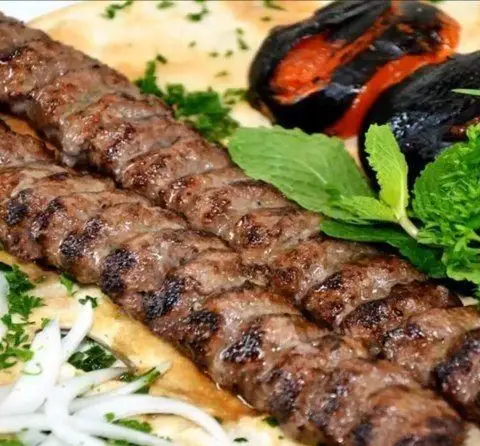 سفارش کباب کوبیده لذیذ و تازه از رستوران آویشن: دو سیخ کباب با گوجه و بادمجان کبابی، پیاز، نعناع و نان داغ.