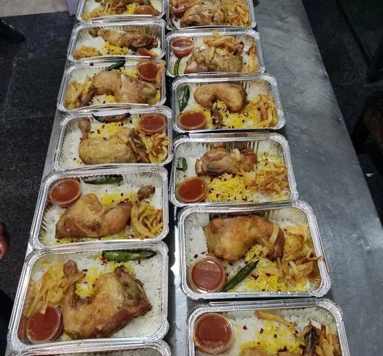 پک‌های غذای بیرون‌بر رستوران آویشن، شامل چلو جوجه زعفرانی با ران مرغ برشته، سیب‌زمینی سرخ کرده و سس مخصوص.