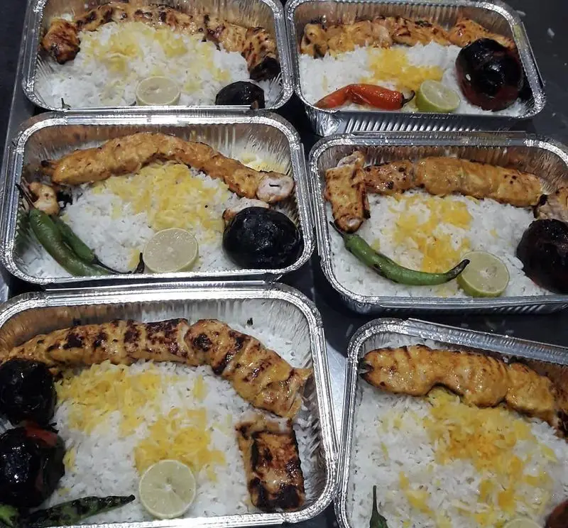 چند پرس چلو کباب جوجه لذیذ و خوشمزه رستوران آویشن با برنج زعفرانی، لیمو و سبزیجات گریل شده آماده ارسال.