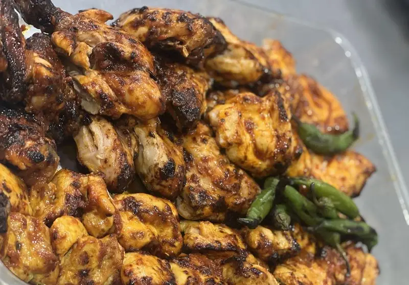 مرغ گریل شده لذیذ با فلفل سبز تند از خانه کباب درین، آماده برای سرو و لذت یک وعده غذایی عالی و اصیل.