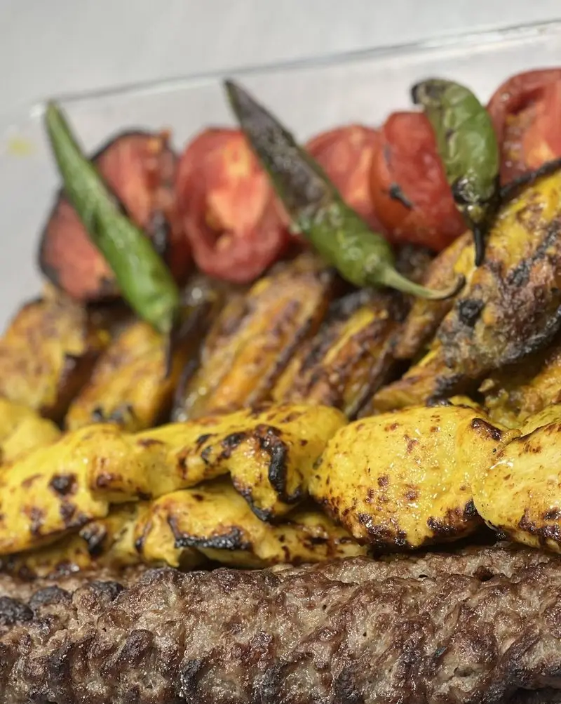 کباب کوبیده و جوجه کباب زعفرانی لذیذ با گوجه و فلفل کبابی، از منوی پرطرفدار خانه کباب درین.