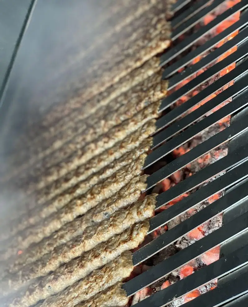 کباب کوبیده زغالی در خانه کباب درین، بهترین کباب‌های ایرانی با طعم اصیل و کیفیت عالی، آماده سرو در محیطی دلنشین.