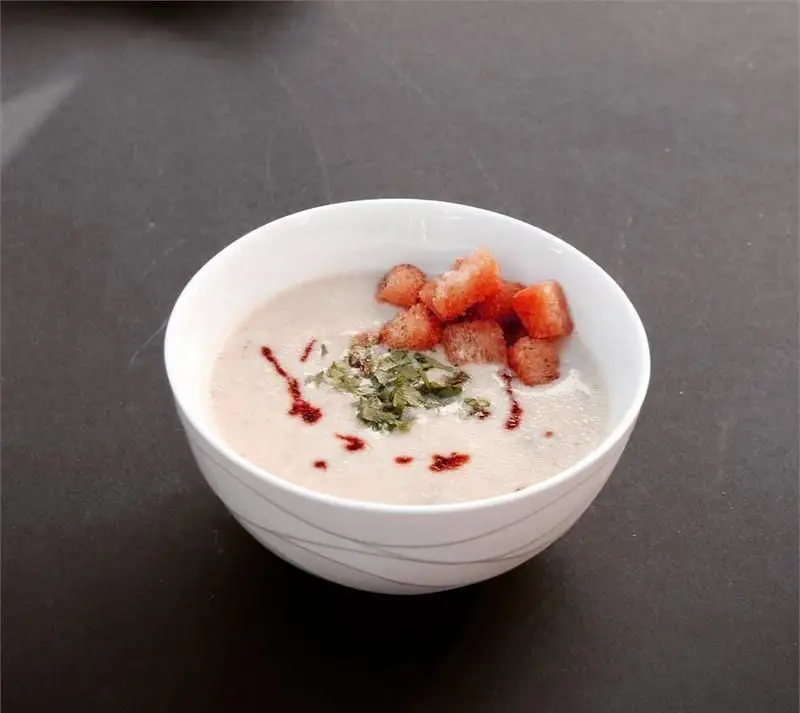 کاسه سوپ خوشمزه و سالم رستوران چینی چینا باکس، تزئین شده با سبزیجات تازه و کروتون. غذایی لذیذ برای تجربه طعم اصیل.