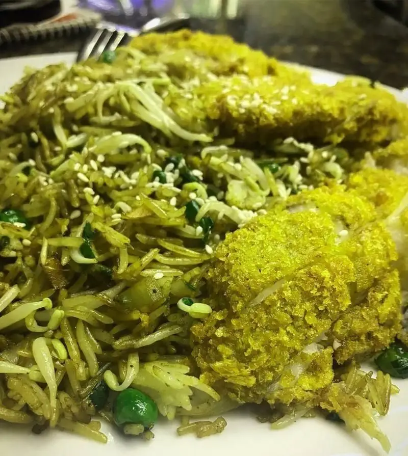 غذای خوشمزه رستوران چینی چینا باکس: برنج سبز با مرغ سوخاری ترد زرد رنگ، مناسب برای سفارش آنلاین غذای سالم و لذیذ.