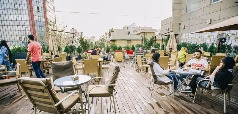 مشتریان در فضای باز دلنشین کافی شاپ دلچی نشسته و از گپ‌وگفت با دوستان و نوشیدنی‌ها لذت می‌برند. تجربه‌ای آرام و دوستانه.