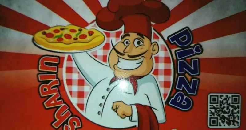 لوگوی کسب و کار پیتزا ساندویچ شاریوس: یک آشپز کارتونی خندان با پیتزا، پس زمینه راه راه و شطرنجی، و کد QR جهت سفارش آنلاین پیتزاهای خوشمزه.