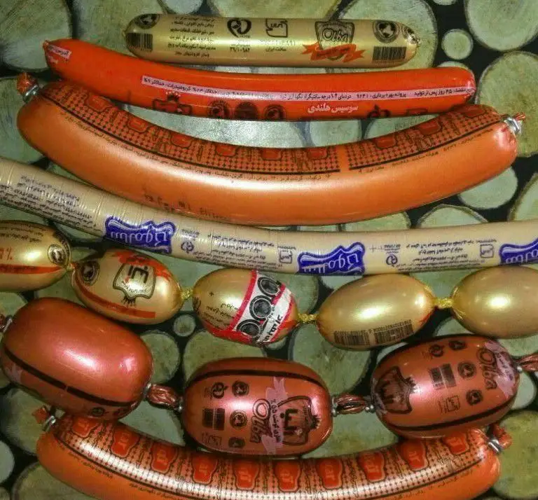 تصویری از مجموعه‌ای متنوع از سوسیس و کالباس‌های تازه و باکیفیت، ایده‌آل برای تهیه پیتزا و انواع ساندویچ‌های لذیذ در کسب و کار شما.