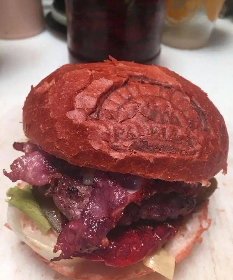 برگر اختصاصی پیتزایی پادلا با نان قرمز خیره کننده، گوشت گریل شده، پیاز کاراملی و کاهو تازه. تجربه طعمی جدید از پادلا.