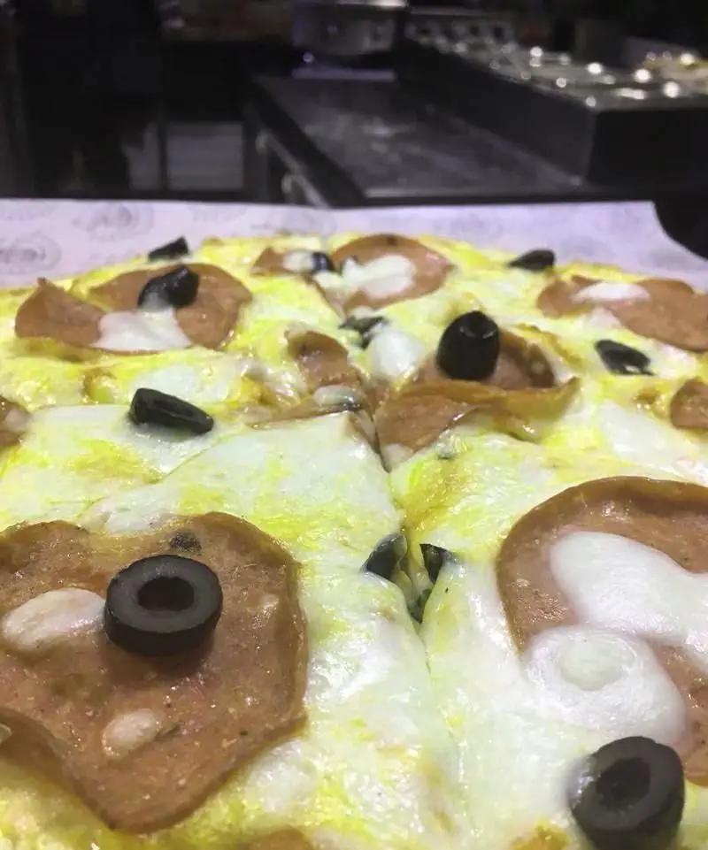 پیتزا پپرونی و زیتون سیاه داغ و لذیذ پیتزایی پادلا با پنیر موتزارلای فراوان، تصویری دلنشین از یک وعده غذایی عالی. سفارش آنلاین و حضوری.