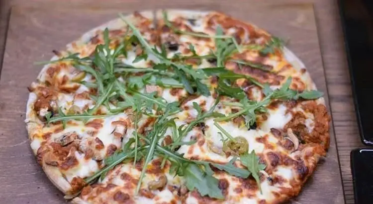 پیتزای جذاب و تازه کافه رستوران ماینس وان با ترکیب بی‌نظیر روکولا، پنیر، مرغ یا گوشت، قارچ و زیتون. یک انتخاب عالی از منوی ماینس وان.