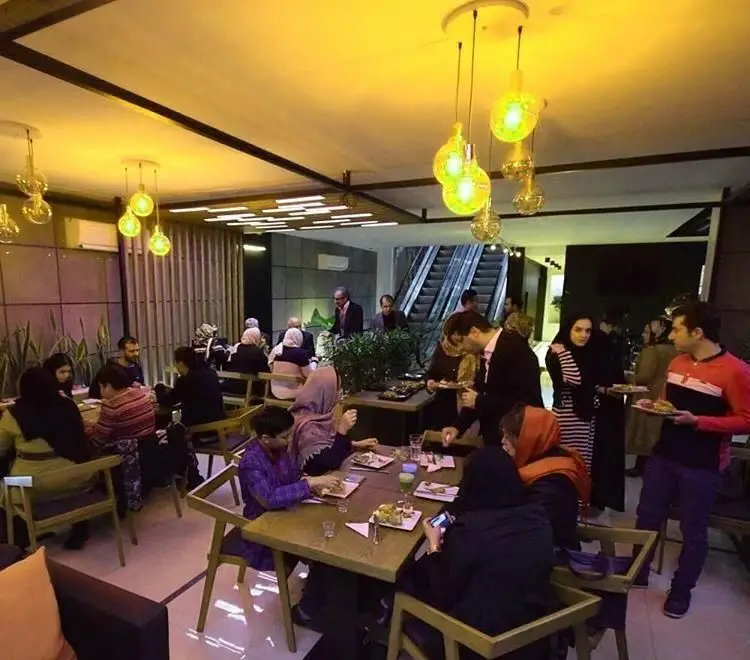 تصویری از مشتریان کافه رستوران ماینس وان که در محیطی مدرن و دلنشین، در حال لذت بردن از غذا و گفت‌وگو با یکدیگرند. فضایی ایده‌آل برای هر مناسبت.