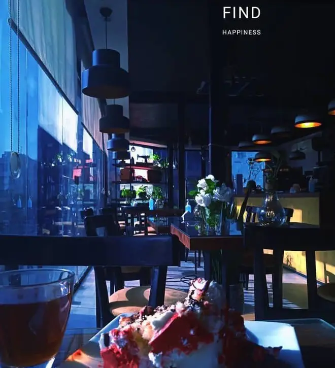 کافه موکا: دکوراسیون داخلی مدرن با پنجره‌های بزرگ و نور طبیعی، میز و صندلی‌های راحت، کیک و نوشیدنی‌های دلپذیر. محیطی ایده‌آل برای آرامش.