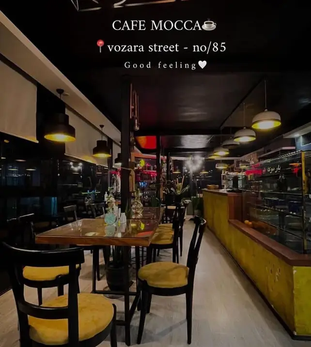 نمای داخلی زیبای کافه موکا در خیابان وزرا، پلاک ۸۵، با دکوراسیون گرم، میز و صندلی‌های راحت و نورپردازی دلنشین.