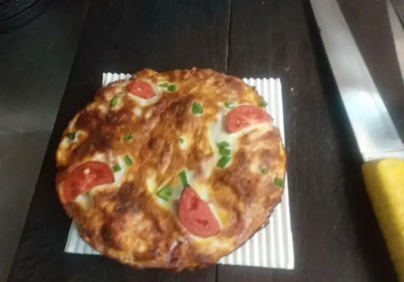 املت/فریتاتای گرم و خوش‌رنگ پیتزا گارنی با تکه‌های گوجه و فلفل، گزینه‌ای عالی برای یک صبحانه یا میان‌وعده سالم.