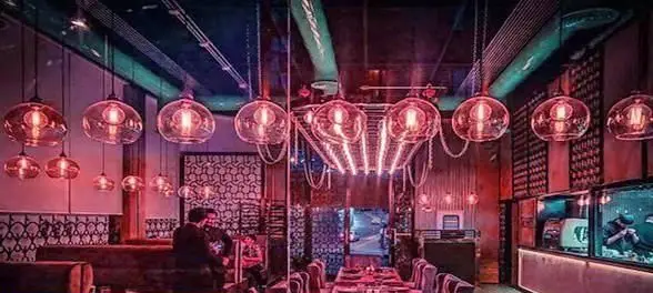 محیط داخلی دلنشین و لوکس رستوران ایتالیایی ویتندی با طراحی خاص نورپردازی، دکوراسیون مدرن و فضایی عالی برای تجربه غذایی.