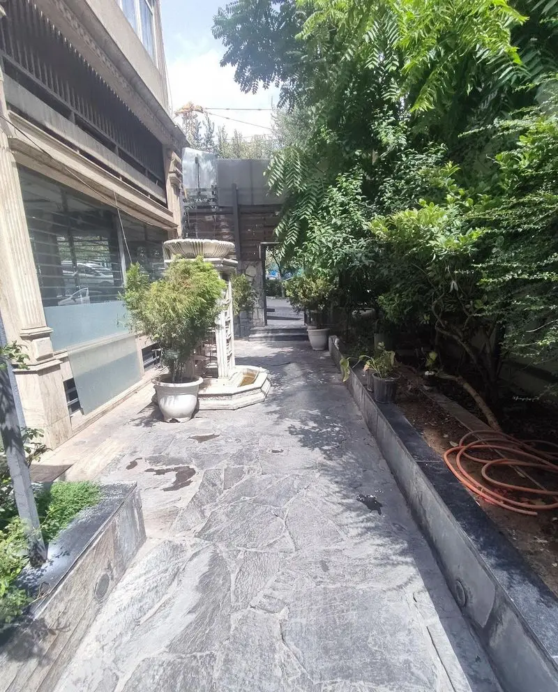 ورودی طباخی کلپچ خوب: مسیری سنگفرش با آبنمای زیبا و فضای سبز فراوان، محیطی دلنشین و سنتی برای لذت بردن از غذای لذیذ.