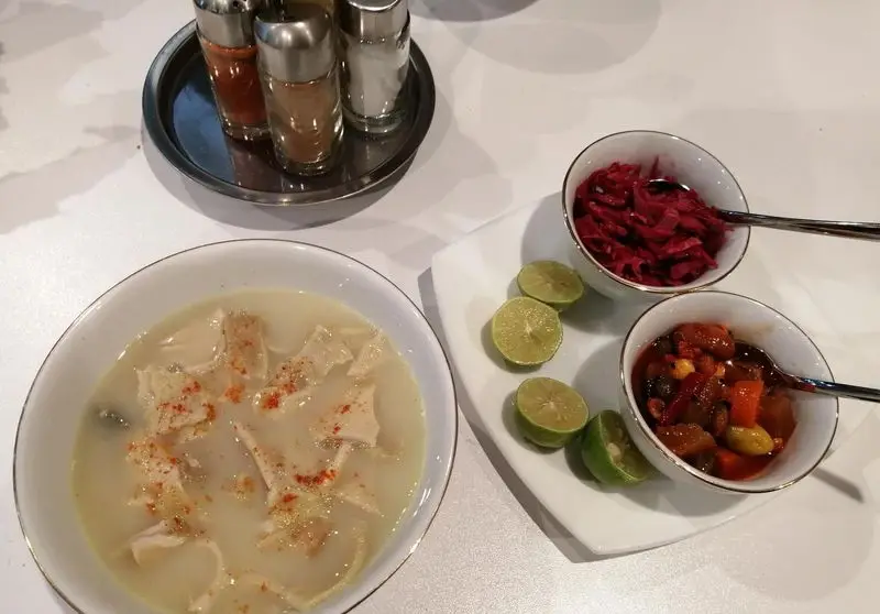 سرو کله پاچه داغ و لذیذ در طباخی کلپچ خوب با تکه های زبان و سیرابی، همراه با لیمو، ترشی و چاشنی های متنوع.