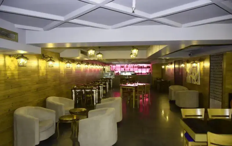 فضای داخلی و دکوراسیون شیک رستوران فرنگی کاریان با نورپردازی گرم، میز و صندلی‌های مدرن و محیطی آرام برای تجربه غذایی دلپذیر.