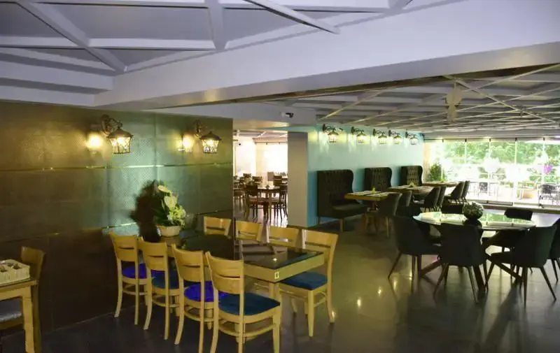 فضای داخلی رستوران فرنگی کاریان، با دکوراسیون زیبا و شیک، میز و صندلی‌های راحت و محیطی دلنشین و آرام برای تجربه غذاهای لذیذ.