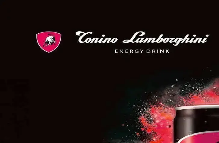 تبلیغات رسمی نوشیدنی انرژی‌زای تونینو لامبورگینی، با لوگوی قرمز گاو نر و نام تجاری برجسته روی پس‌زمینه تیره و افشانه محصول.