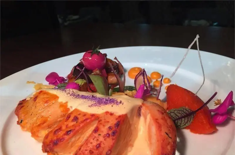 غذای اصلی خلاقانه و لوکس در رستوران عربی خیمه، بشقاب آرایی هنرمندانه برای تجربه‌ای لذیذ و به یادماندنی از شام.